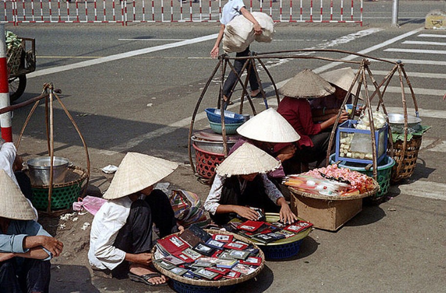 Các chị bán ví rong ở Sài Gòn.